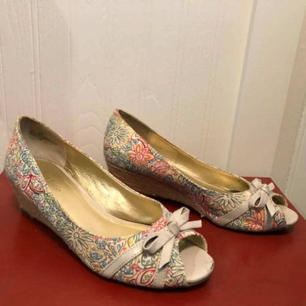 Kelly & Katie floral wedge peep toes with bows, size 8 - Picture 1 of 5